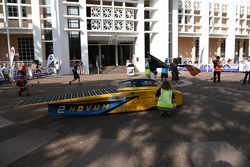 チャレンジャークラスの車両が次々にスタートしていく