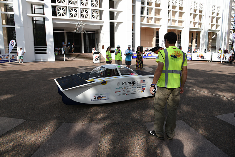 チャレンジャークラスの車両が次々にスタートしていく