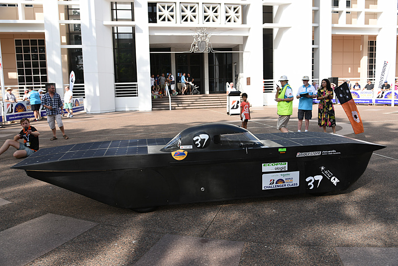 チャレンジャークラスの車両が次々にスタートしていく