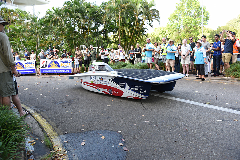 各車ダーウィン市内の交差点を曲がりながら、街道へと向かい巡行体制へ