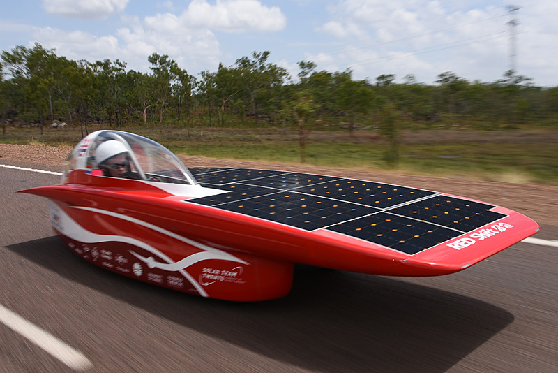 高い性能を持つチャレンジャークラスの各車。空気抵抗低減と太陽電池パネルの面積確保のため、独特の形状をしている