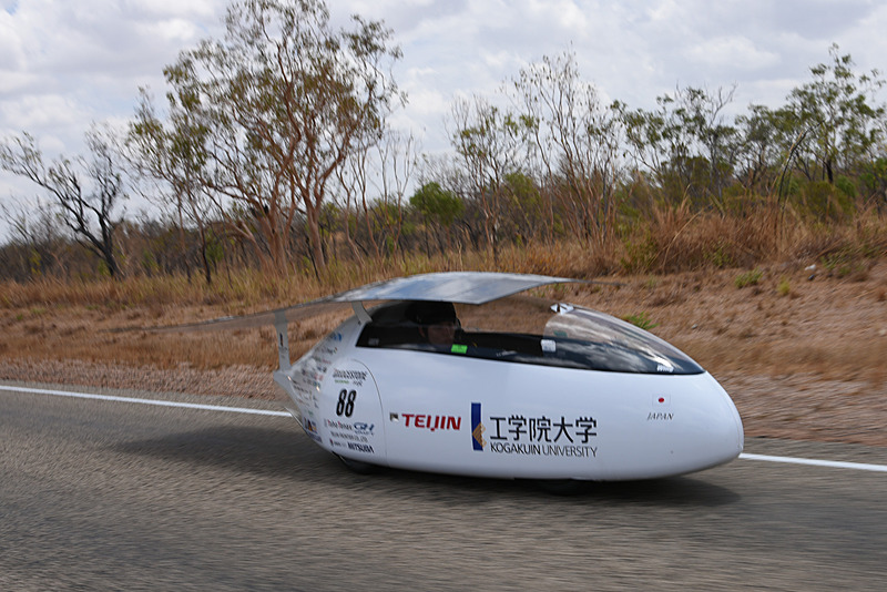 高い性能を持つチャレンジャークラスの各車。空気抵抗低減と太陽電池パネルの面積確保のため、独特の形状をしている