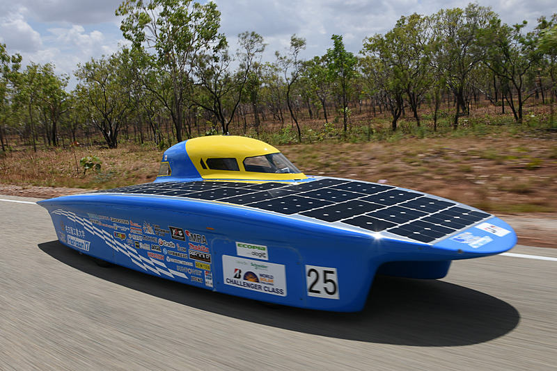 高い性能を持つチャレンジャークラスの各車。空気抵抗低減と太陽電池パネルの面積確保のため、独特の形状をしている
