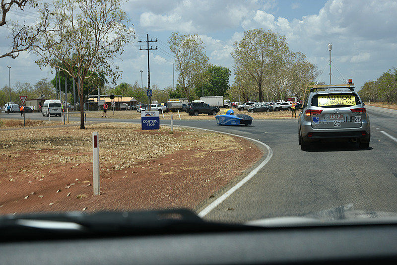 取材車もキャサリンへ到着。普通のクルマでも疲れる距離を、ソーラーカーで走るのは非常に大変だと思われる