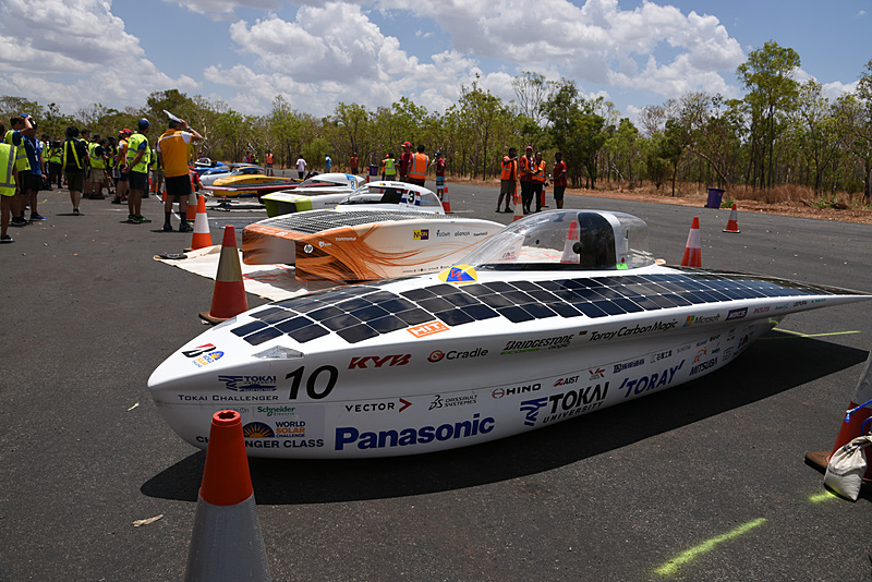 コントロールポイント「キャサリン」に停車する各ソーラーカー。手前がトップでキャサリンに到着した10号車 東海大学「Tokai Challenger」