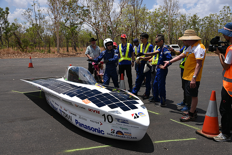オレンジのポロシャツの人がレーススタッフ。東海大学チームに出発タイミングを伝えている