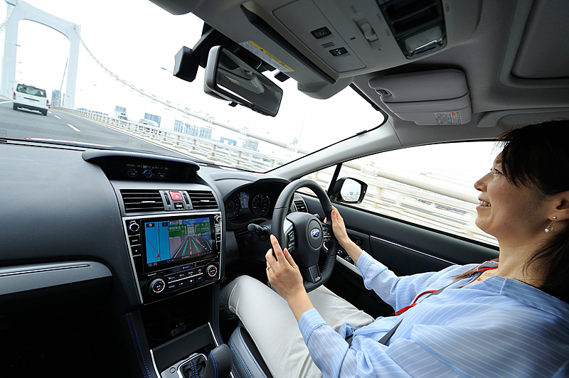 周囲の交通量が少ない直線では、全車速追従機能付クルーズコントロールとステアリング制御で走行をアシスト。振動の発生が抑えられ、遮音性が高められて車内の静粛性が向上して会話もしやすくなっている