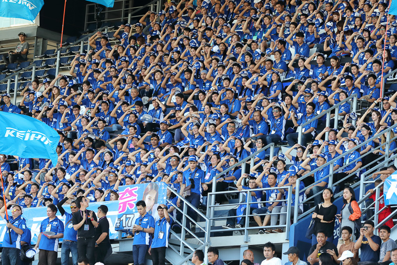 グランドスタンドには各メーカーの大応援団も