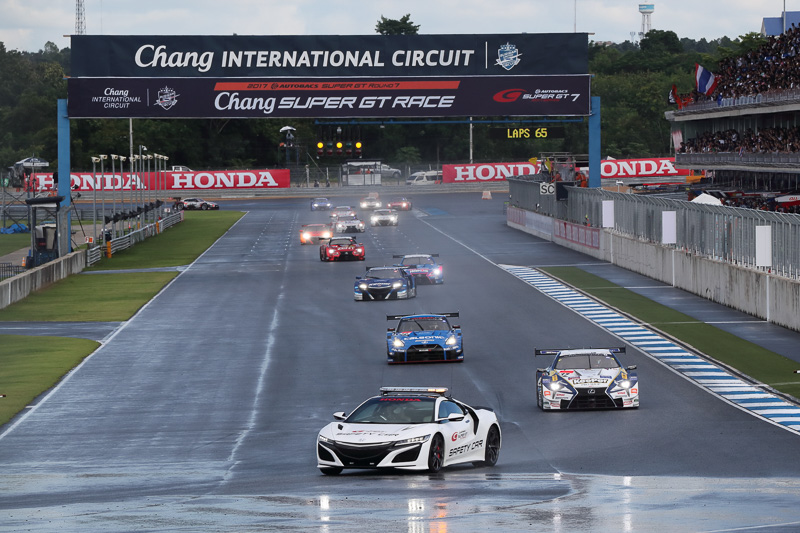 セーフティカーが先導する形でスタートし、2周を消化した