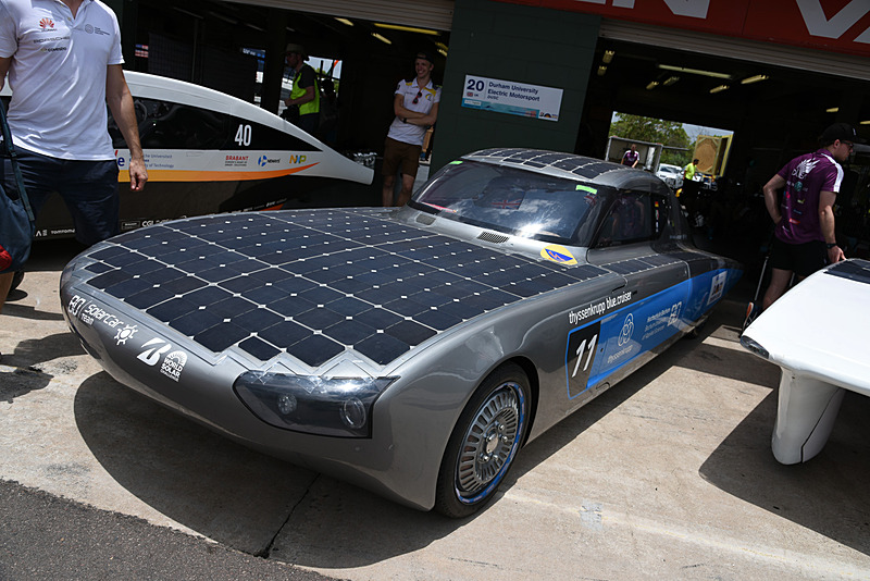 ワールドソーラーカーチャレンジに参加するさまざまなソーラーカー。次世代EVの技術要素も盛り込まれている