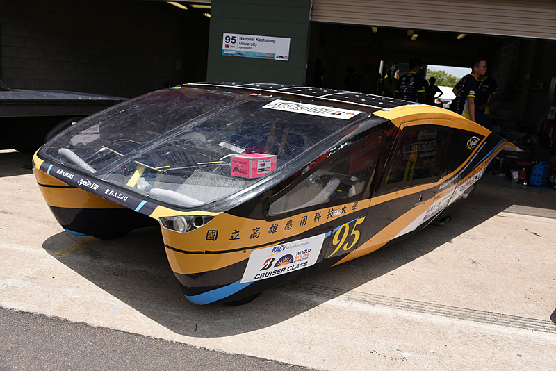 ワールドソーラーカーチャレンジに参加するさまざまなソーラーカー。次世代EVの技術要素も盛り込まれている