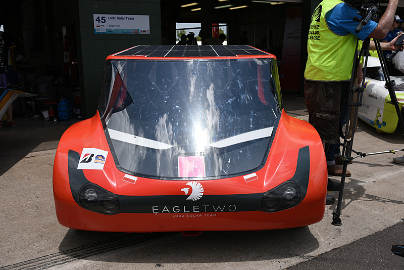 ワールドソーラーカーチャレンジに参加するさまざまなソーラーカー。次世代EVの技術要素も盛り込まれている