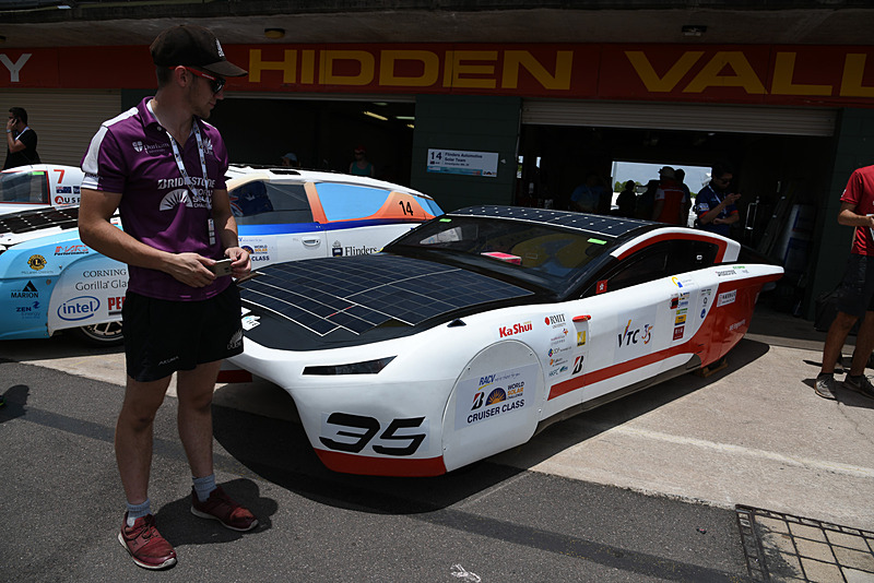 ワールドソーラーカーチャレンジに参加するさまざまなソーラーカー。次世代EVの技術要素も盛り込まれている