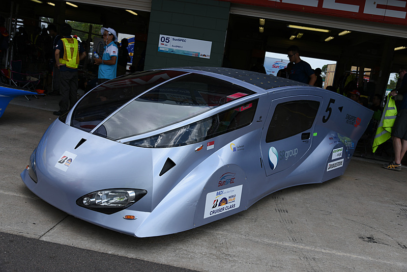 ワールドソーラーカーチャレンジに参加するさまざまなソーラーカー。次世代EVの技術要素も盛り込まれている