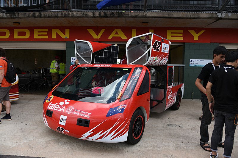 ワールドソーラーカーチャレンジに参加するさまざまなソーラーカー。次世代EVの技術要素も盛り込まれている