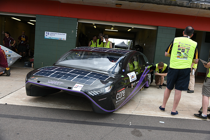 ワールドソーラーカーチャレンジに参加するさまざまなソーラーカー。次世代EVの技術要素も盛り込まれている