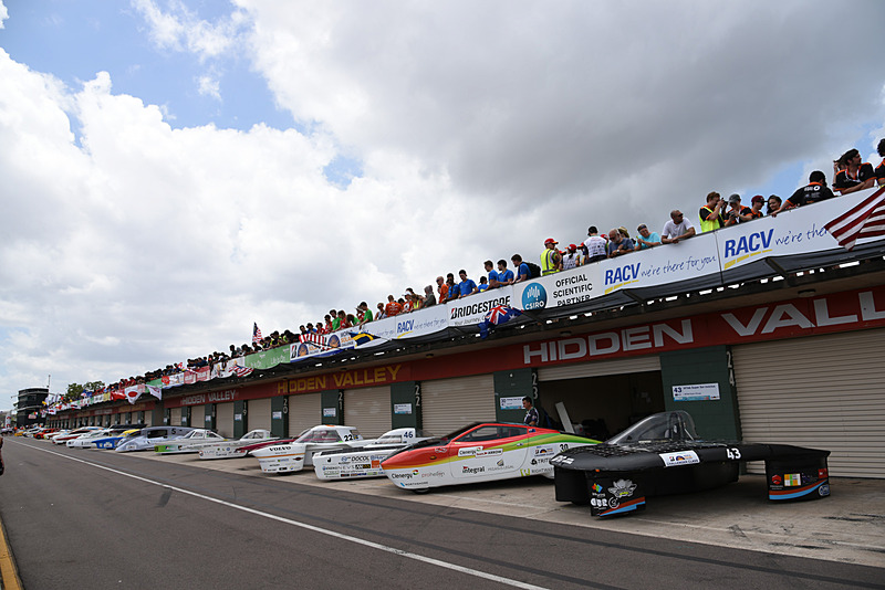 ワールドソーラーカーチャレンジに参加するさまざまなソーラーカー。次世代EVの技術要素も盛り込まれている