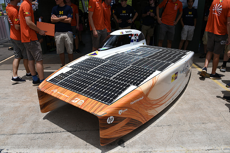 ワールドソーラーカーチャレンジに参加するさまざまなソーラーカー。次世代EVの技術要素も盛り込まれている