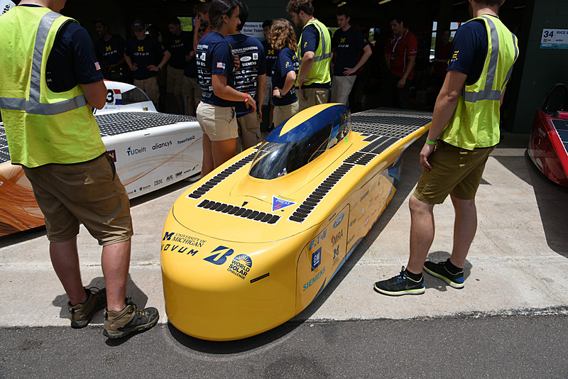 ワールドソーラーカーチャレンジに参加するさまざまなソーラーカー。次世代EVの技術要素も盛り込まれている