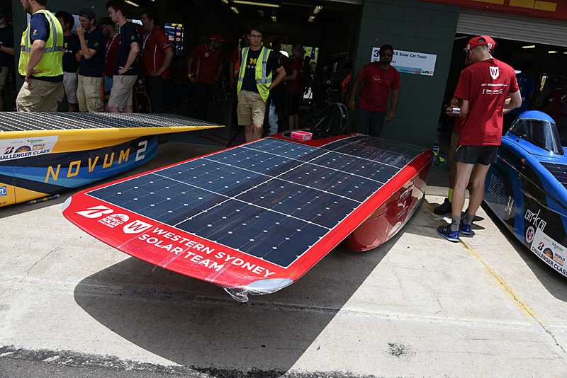 ワールドソーラーカーチャレンジに参加するさまざまなソーラーカー。次世代EVの技術要素も盛り込まれている