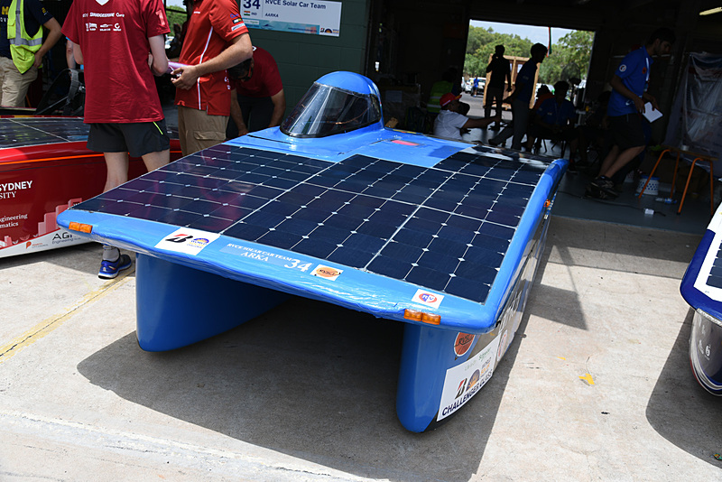 ワールドソーラーカーチャレンジに参加するさまざまなソーラーカー。次世代EVの技術要素も盛り込まれている