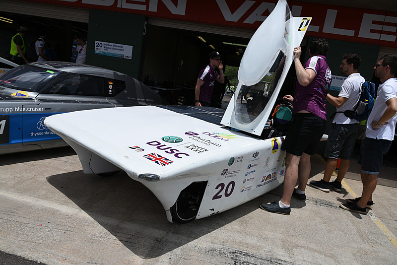 ワールドソーラーカーチャレンジに参加するさまざまなソーラーカー。次世代EVの技術要素も盛り込まれている