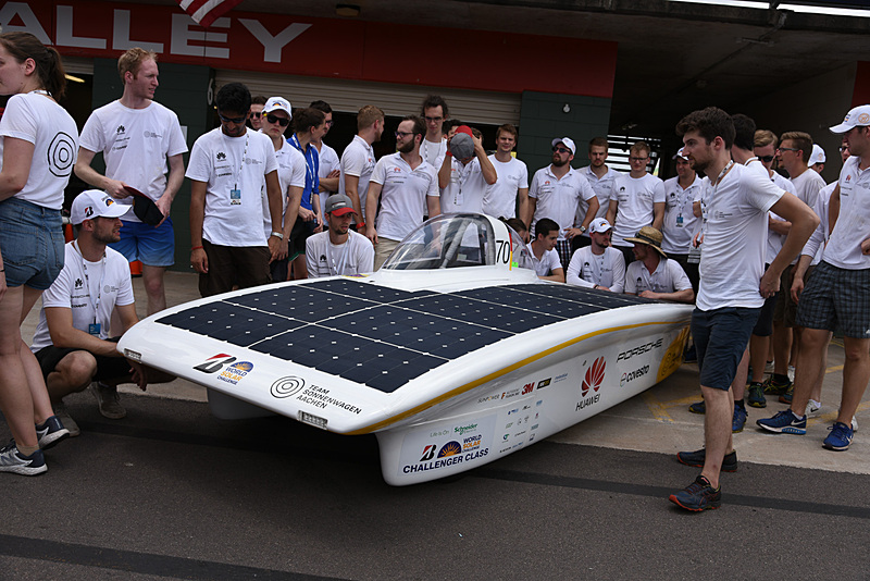 ワールドソーラーカーチャレンジに参加するさまざまなソーラーカー。次世代EVの技術要素も盛り込まれている