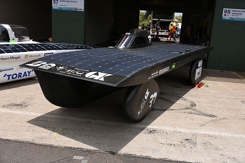 ワールドソーラーカーチャレンジに参加するさまざまなソーラーカー。次世代EVの技術要素も盛り込まれている