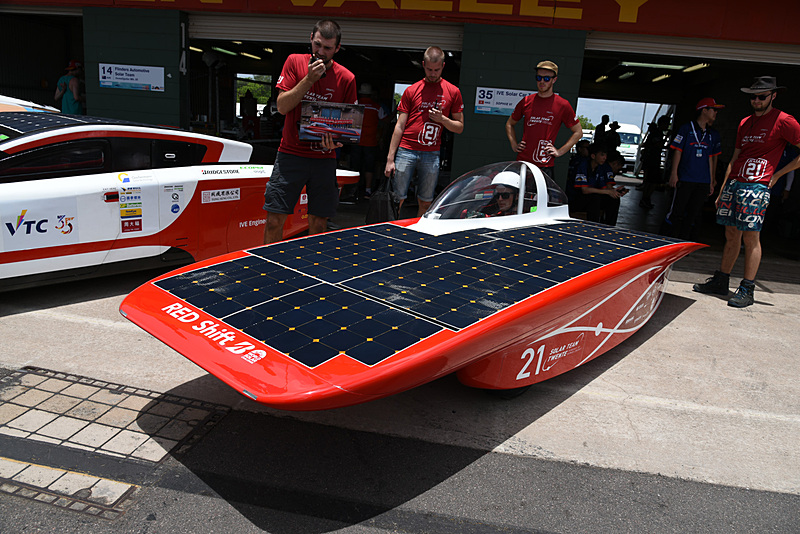 ワールドソーラーカーチャレンジに参加するさまざまなソーラーカー。次世代EVの技術要素も盛り込まれている
