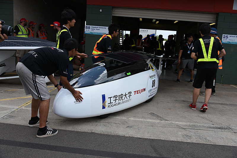 ワールドソーラーカーチャレンジに参加するさまざまなソーラーカー。次世代EVの技術要素も盛り込まれている