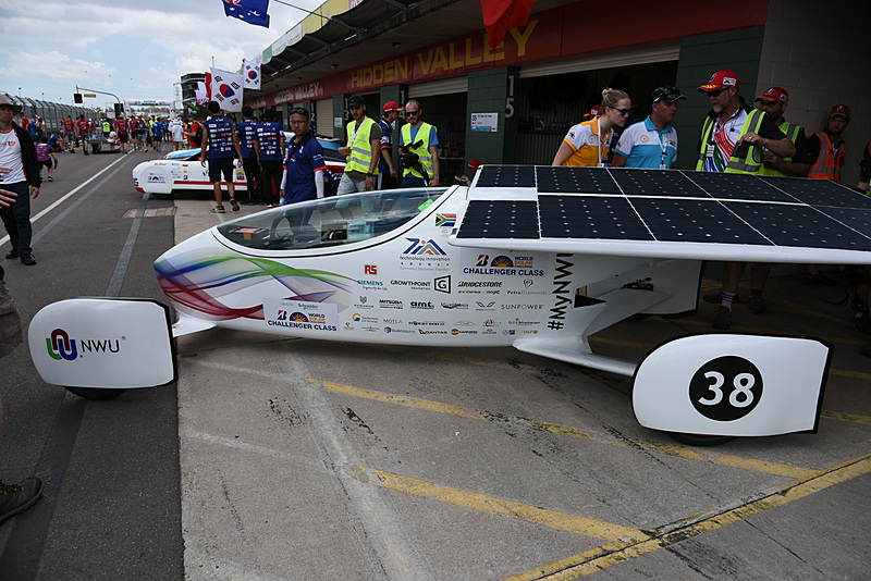 ワールドソーラーカーチャレンジに参加するさまざまなソーラーカー。次世代EVの技術要素も盛り込まれている