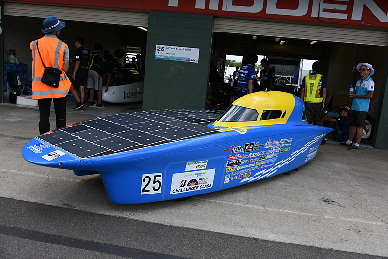 ワールドソーラーカーチャレンジに参加するさまざまなソーラーカー。次世代EVの技術要素も盛り込まれている