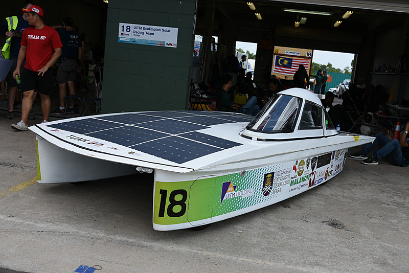 ワールドソーラーカーチャレンジに参加するさまざまなソーラーカー。次世代EVの技術要素も盛り込まれている