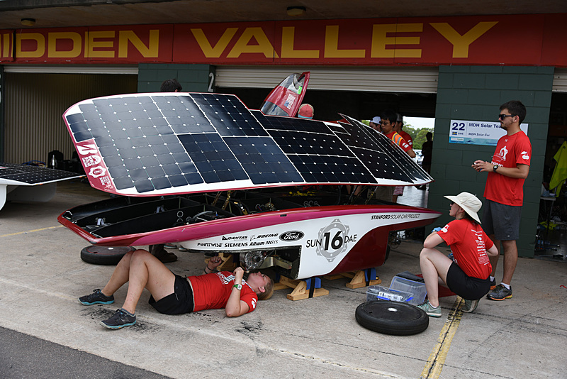 ワールドソーラーカーチャレンジに参加するさまざまなソーラーカー。次世代EVの技術要素も盛り込まれている