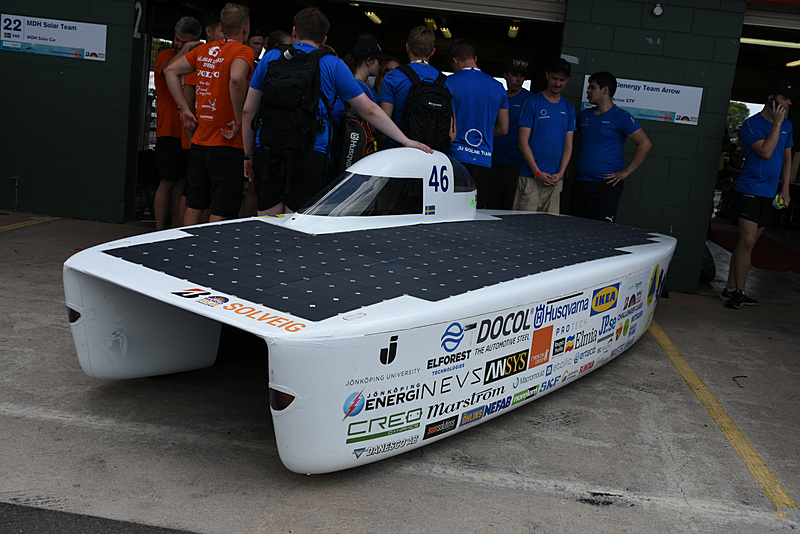 ワールドソーラーカーチャレンジに参加するさまざまなソーラーカー。次世代EVの技術要素も盛り込まれている