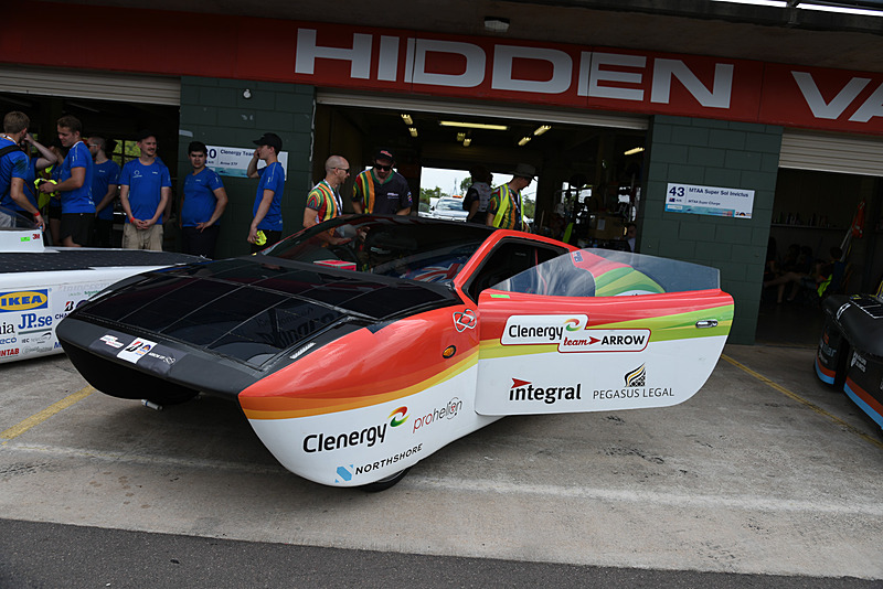 ワールドソーラーカーチャレンジに参加するさまざまなソーラーカー。次世代EVの技術要素も盛り込まれている