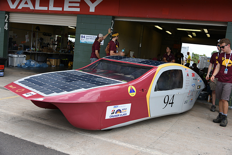 ワールドソーラーカーチャレンジに参加するさまざまなソーラーカー。次世代EVの技術要素も盛り込まれている