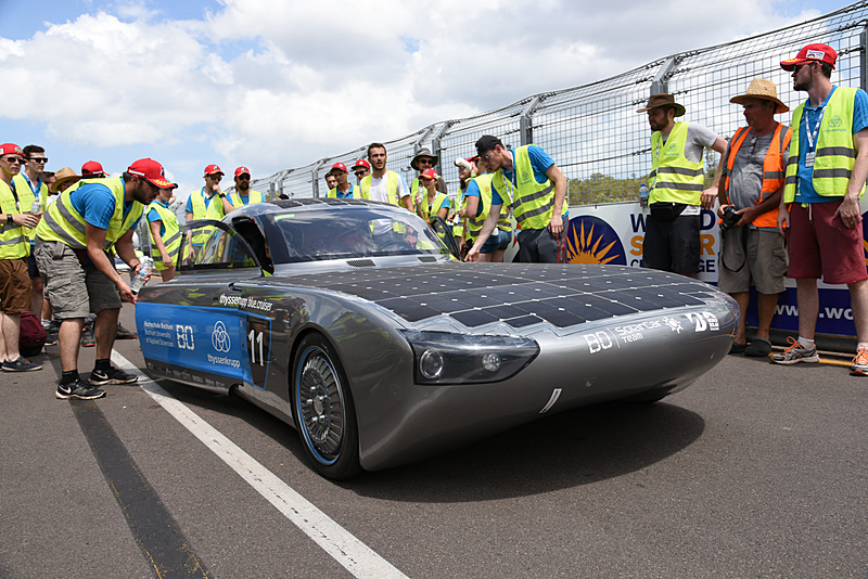 鈴木氏が注目する1台、11号車 HS Bochum SolarCar-Team「Thyssenkrupp Blue.Cruiser」。クラシッククーペデザインの4人乗りソーラーカー