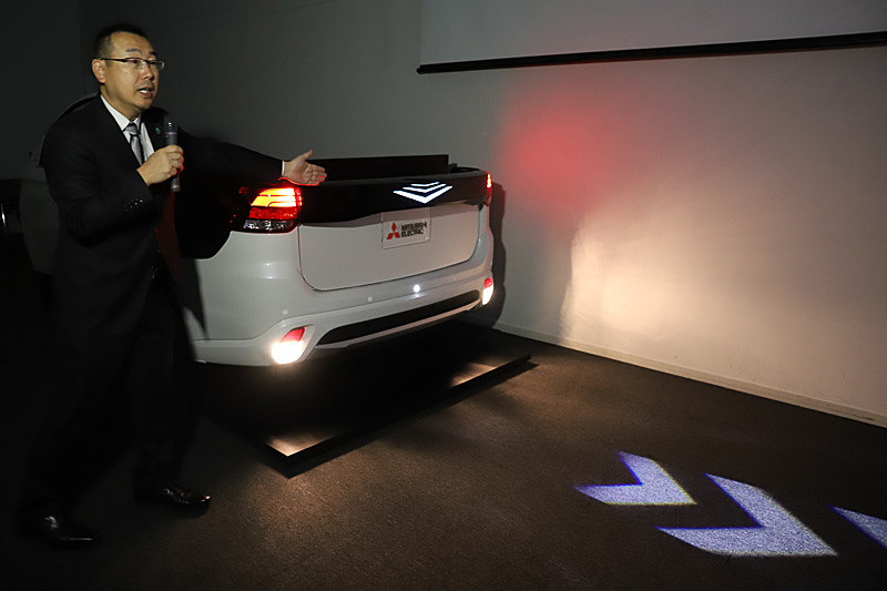 ライティングについての説明を行なう、三菱電機株式会社 デザイン研究所 産業システムデザイン部 車載情報機器グループマネージャー 松原勉氏