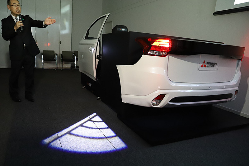 ドア開けは、ドアノブに手を差し伸べる動作と連動してドアが開く図形のライティングを照射。ドアノブの横には後方から接近する自転車やバイクなどに注意を促すためのランプが組み込まれている