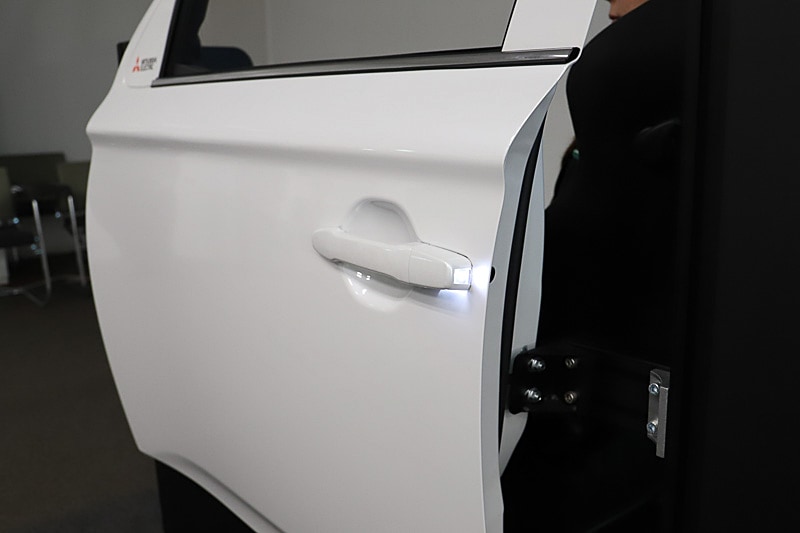 ドア開けは、ドアノブに手を差し伸べる動作と連動してドアが開く図形のライティングを照射。ドアノブの横には後方から接近する自転車やバイクなどに注意を促すためのランプが組み込まれている