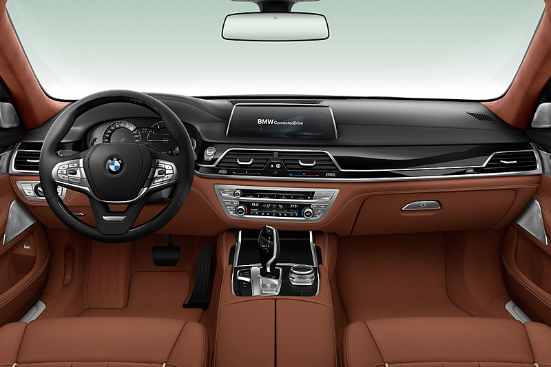 ボディカラー：ムーンストーン、シート：フル・レザー・メリノ/タルトゥーフォ、インテリアトリム：ピアノ・フィニッシュ・ブラックの「750Li Individual Edition ＃2」