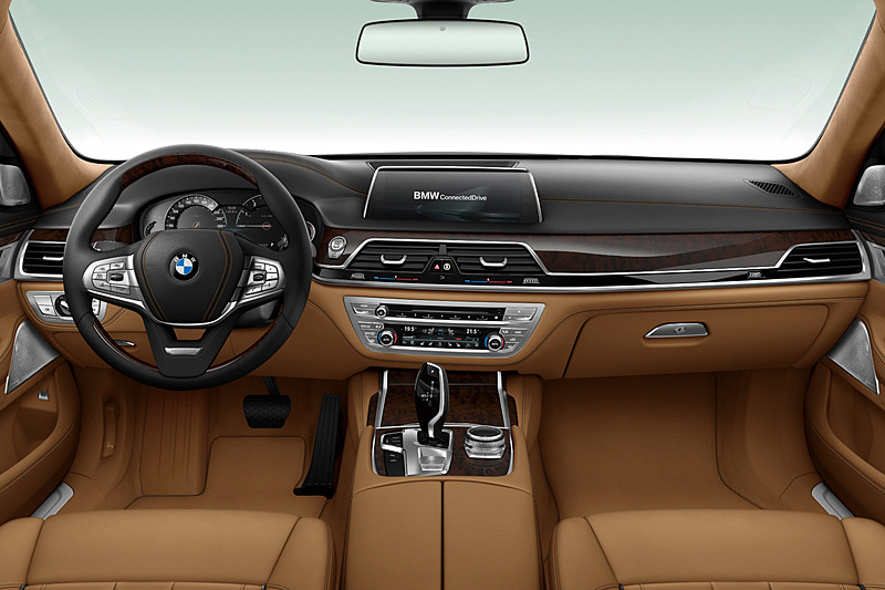 ボディカラー：ルビー・ブラック、シート：フル・レザー・メリノ/キャラメル、インテリアトリム：アッシュ・グレイン・ブラック/レッド・ハイグロスの「750Li Individual Edition ＃3」