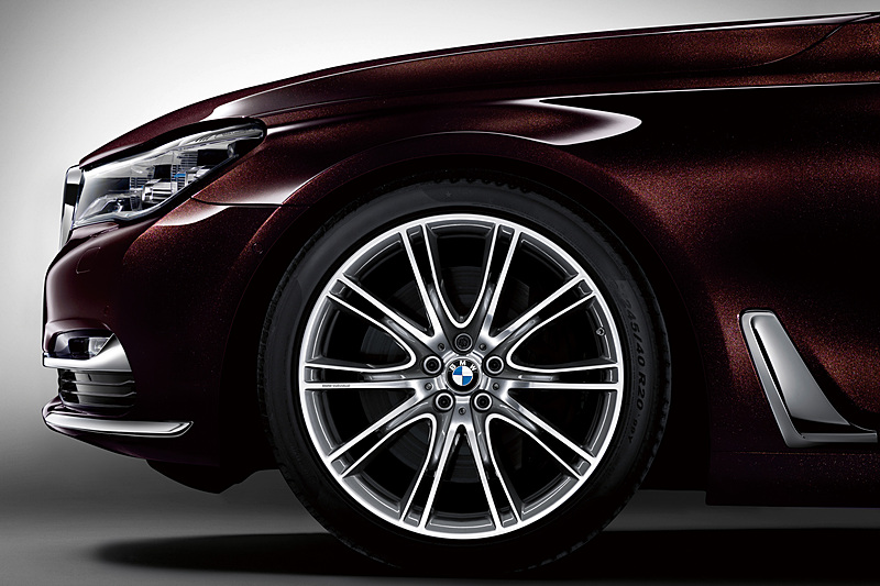 特別装備の「BMW Individualライト・アロイ・ホイールVスポーク・スタイリング649I」