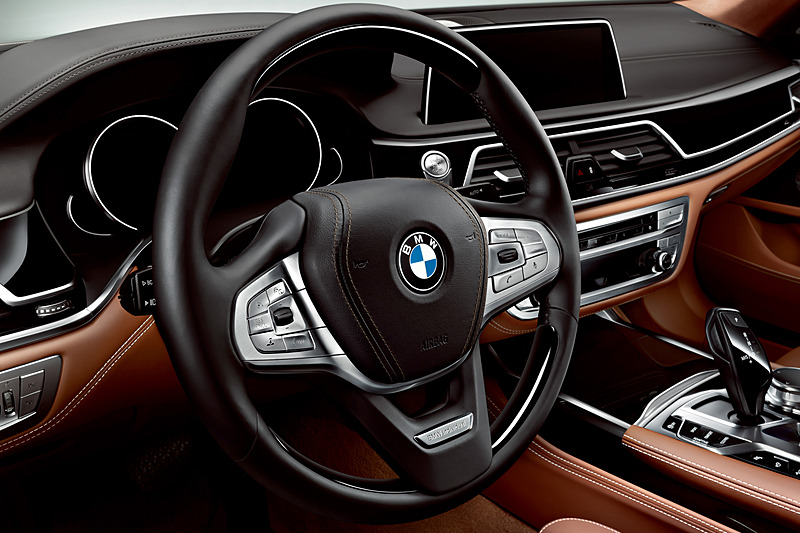 特別装備の「BMW Individualマルチ・ファンクション・レザー・ステアリング・ホイール（ウッド・トリム付）」