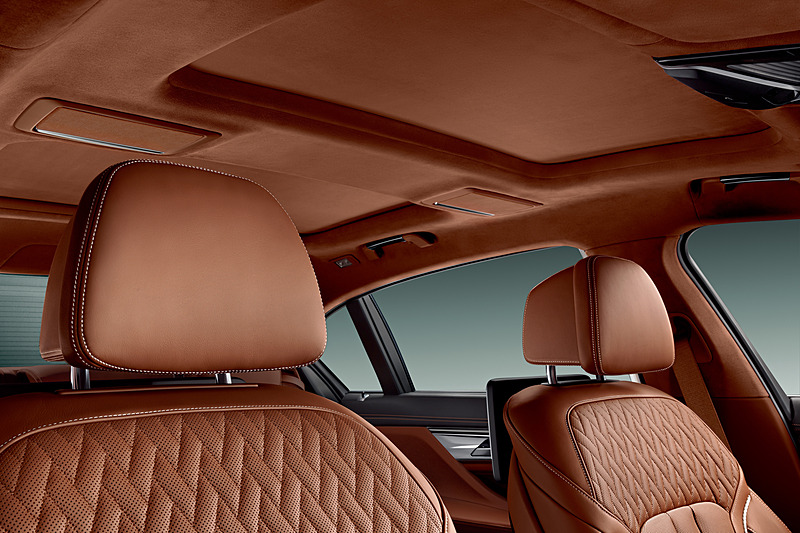 特別装備の「BMW Individualアルカンタラ・ルーフ・ライニング」