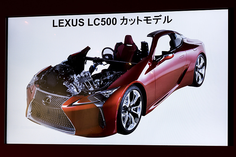 レクサスLC500のカットモデルの展示も