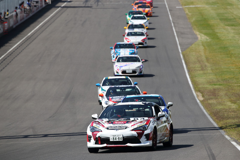 数周した後にトップ2台に対して次々にドライブスルーペナルティが出され、気づけばトップに