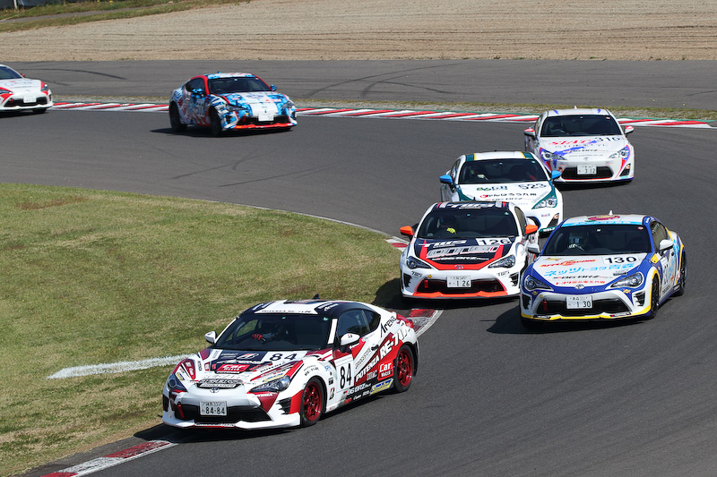 数周した後にトップ2台に対して次々にドライブスルーペナルティが出され、気づけばトップに