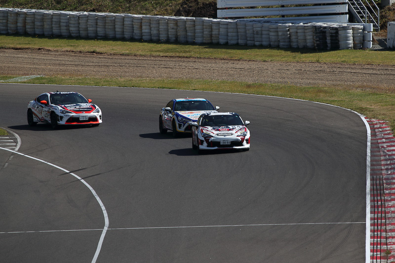 トップに立つも、背後から迫るライバルのプレッシャーをかわすのに精いっぱい